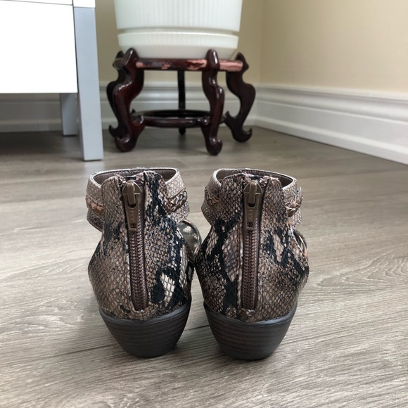 Apostrophe Sandals - Picture 5 of 8